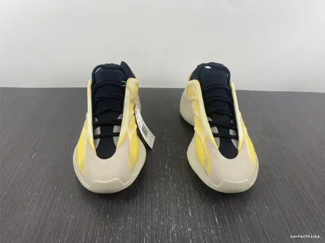 V3 700 Safflower Mono Adidas HP5425 Yeezy 0529